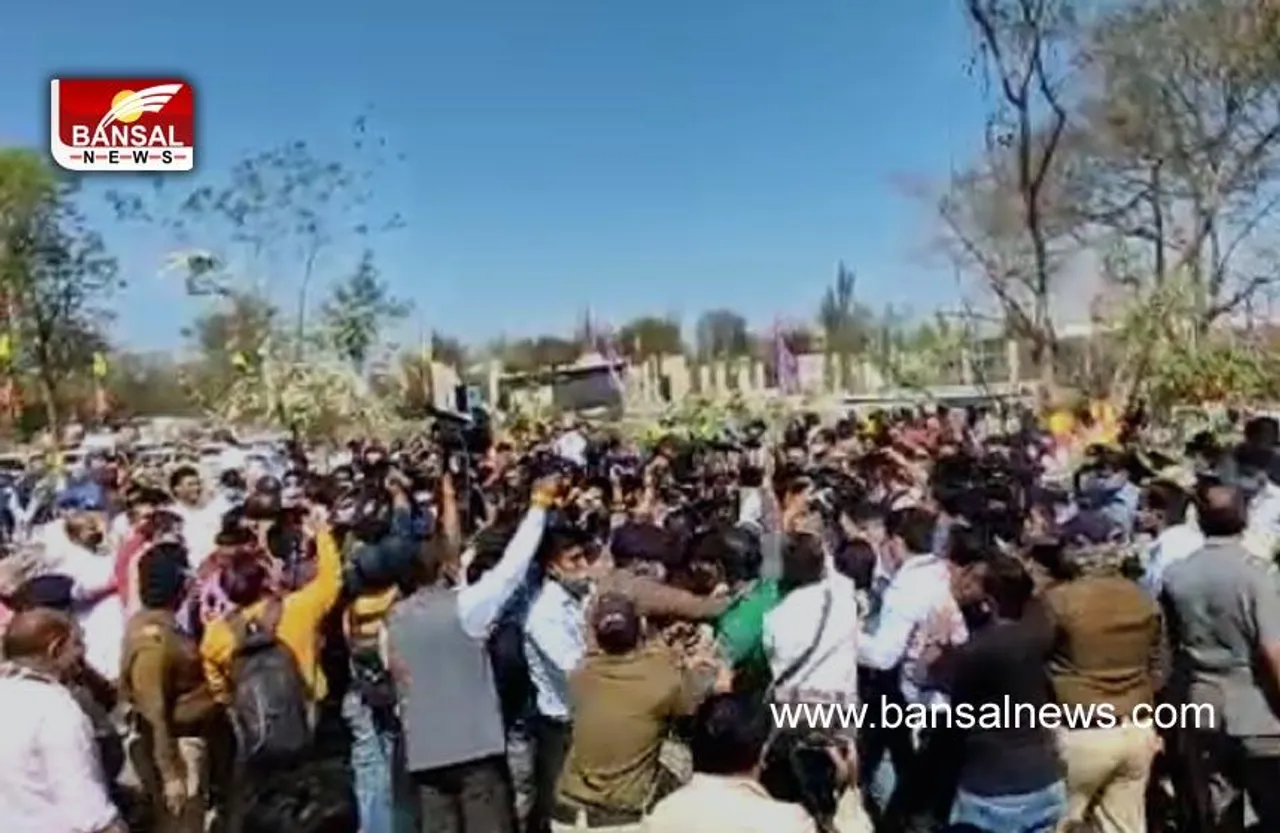 CM Plantational (Cameramain ): अ​भ्रदता करने वाले पुलिस कर्मी को किया लाइन हाजिर