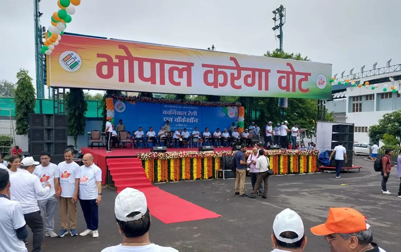 Bhopal Carnival Rally: मतदाता जागरूकता के लिए कार्निवाल रैली का आयोजन, बढ़-चढ़कर संस्थाओं और लोगों ने लिया हिस्सा