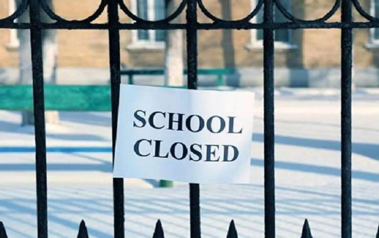 UP School Closed Today: आज यूपी के इन जिलों में स्कूलों की छुट्टी, जानें डीएम ने क्या जारी किया आदेश