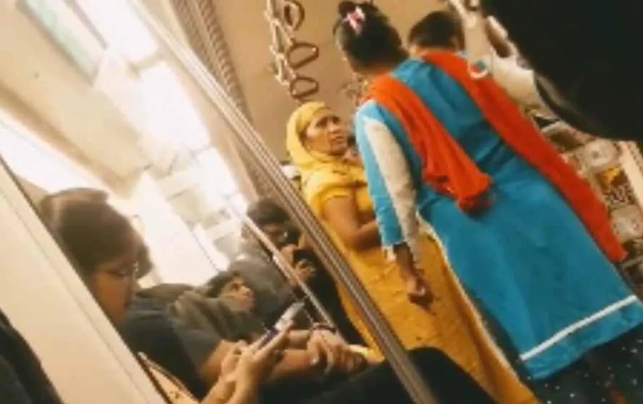 Viral Video: दिल्ली मेट्रो में दो महिलाओं में पहले हुई तगड़ी बहस और फिर किया ये काम, देखें पूरा वीडियो