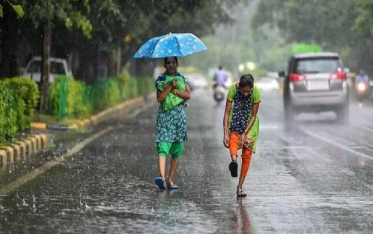 Delhi Weather Update: दिल्ली में बारिश के साथ हुई दिन की शुरुआत, न्यूनतम तापमान घटा