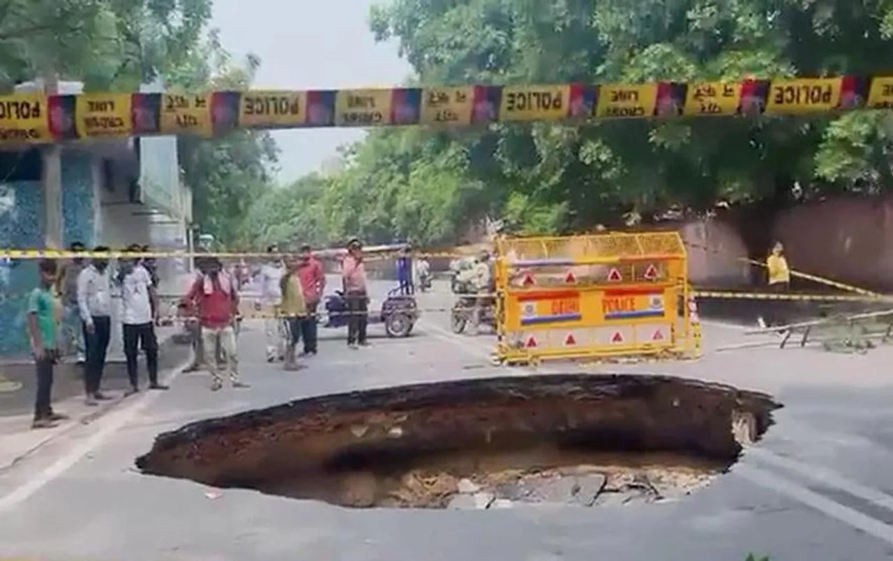 Delhi News: दिल्ली में सड़क के बीचों बीच अचानक हो गया बड़ा गड्ढा, यहां देखें वीडियो