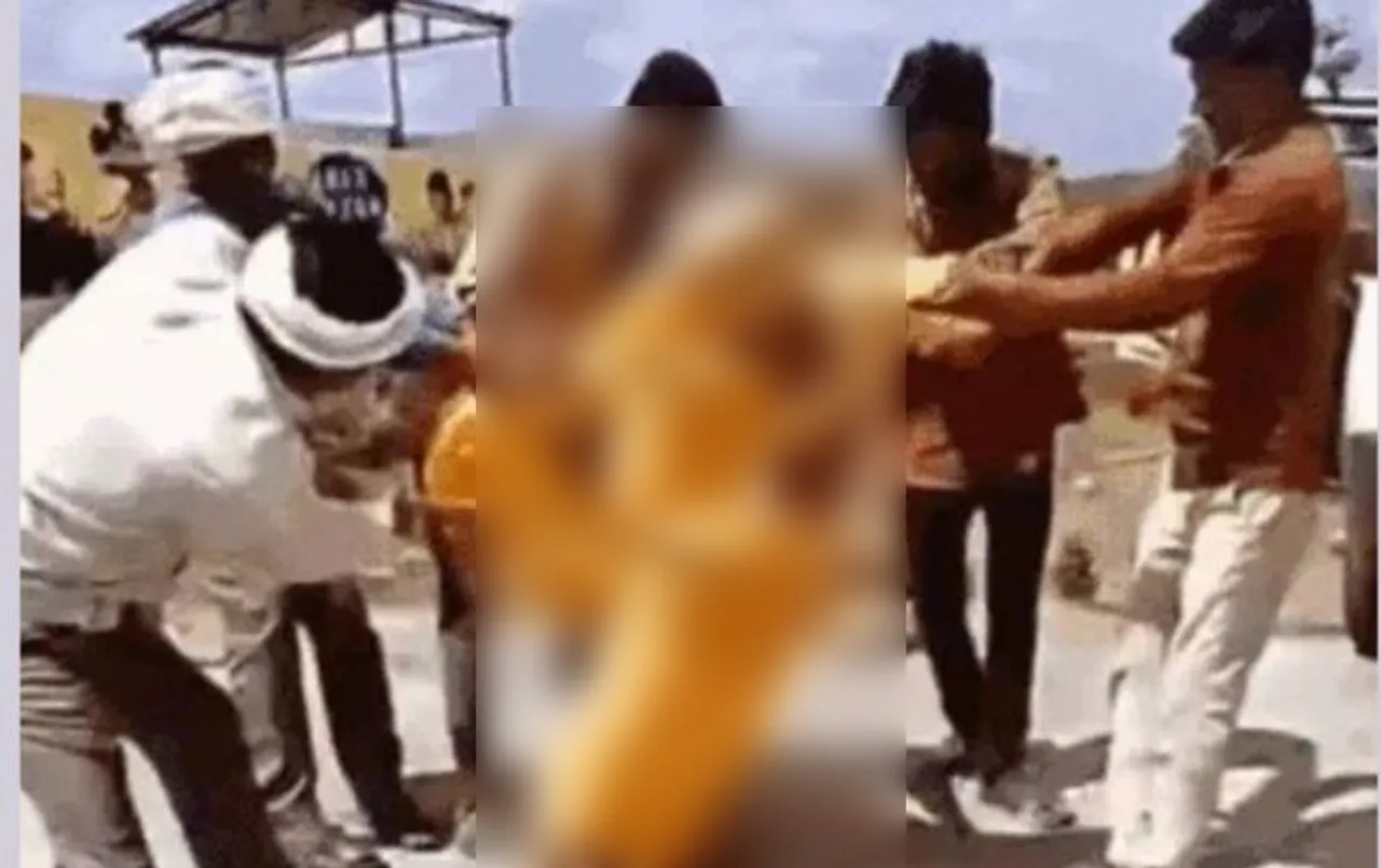 MP में तालिबानी सजा: धार में महिला को पीटने का वीडियो वायरल, तमाशा देखते रहे लोग, जानें क्या थी वजह