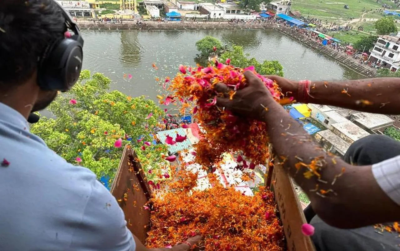 Barabanki News: बाराबंकी में कांवड़ियों और श्रद्धालुओं पर हेलीकॉप्टर से की गई पुष्प वर्षा, यहां देखे वीडियो