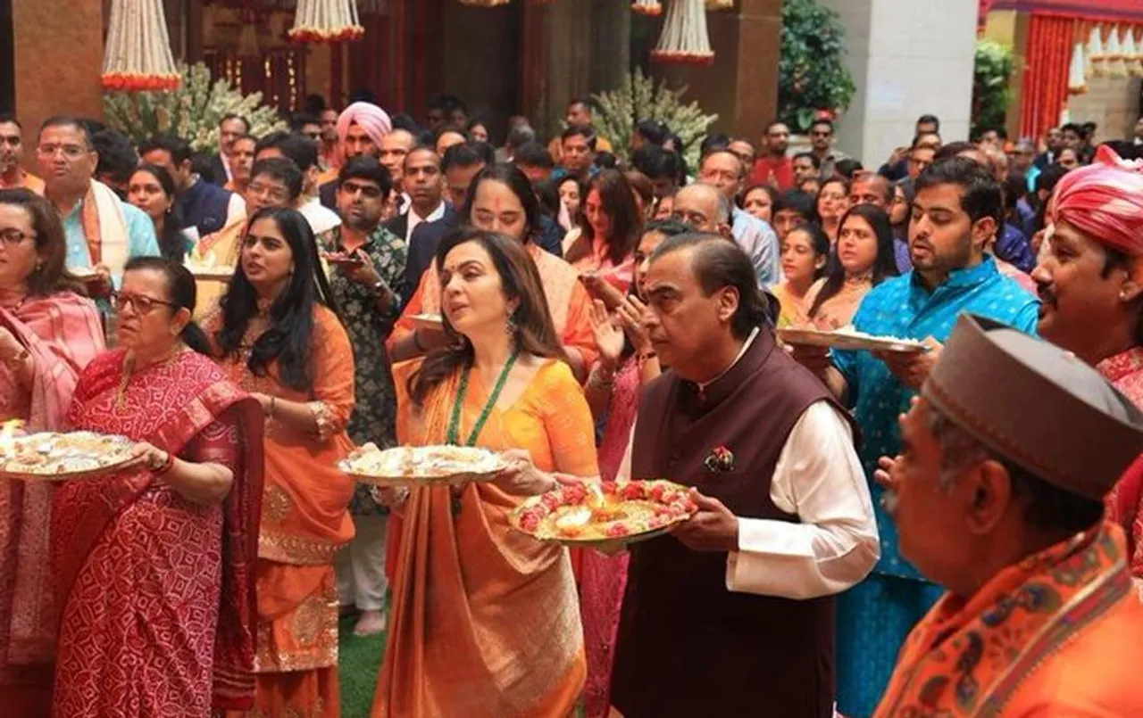 Mukesh Ambani Ganesh Chaturthi Celebration: एंटीलिया हाउस में सेलिब्रेशन के लिए लगा सितारों का मेला, देखें वीडियो यहां