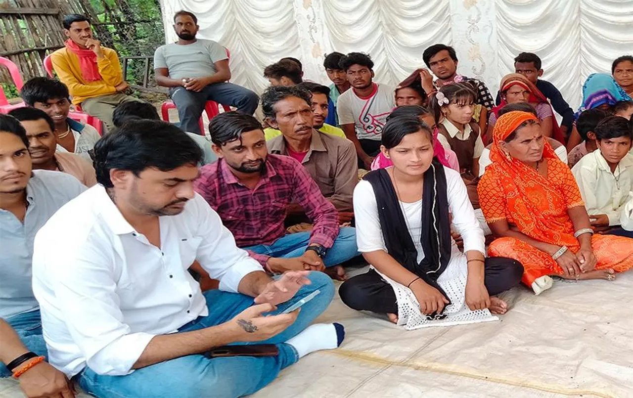 MP News: हायरसेकंडरी स्कूल के अभाव में 20 छात्राओं ने छोड़ी पढ़ाई, छात्राएं परिजनों के साथ दे रही धरना