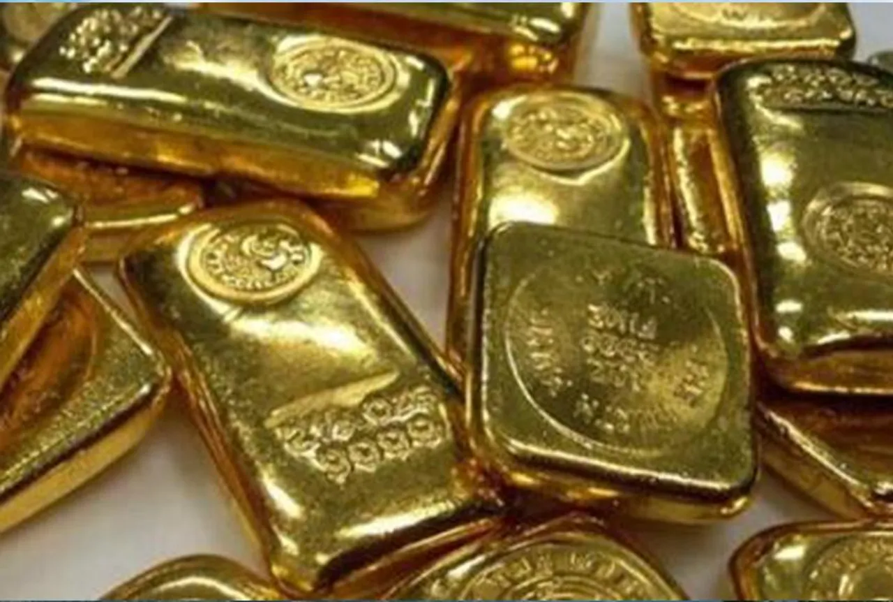 Surat News: सूरत एयरपोर्ट पर  25 करोड़ रुपये के सोना तस्करी मामले में पुलिसकर्मी गिरफ्तार