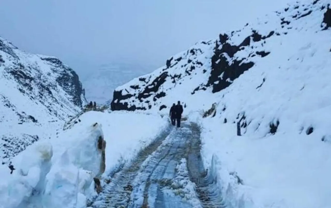 Himachal News: हिमाचल प्रदेश के चंद्रताल में फंसे 290 पर्यटकों को निकालने के प्रयास जारी, इतने  मार्ग अब भी बाधित