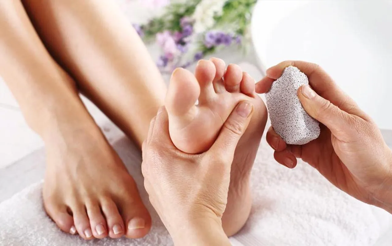 Beauty Tips: सर्दियों में घर पर ही बने स्क्रब से करें पेडीक्योर, यह है विधि