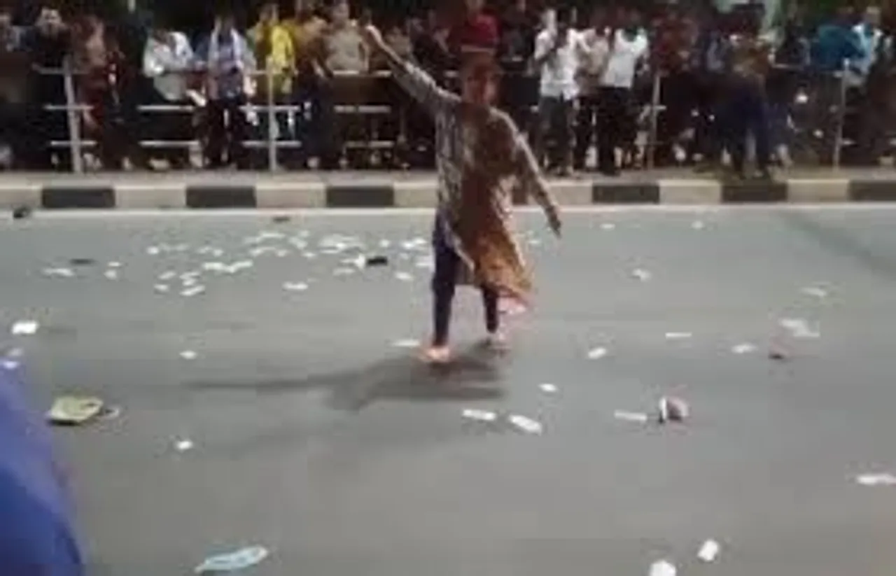 Neemach news: थाने के सामने महिला का हाई वोल्टेज ड्रामा, थाने के सामने उड़ाए 500 रुपए के नोट