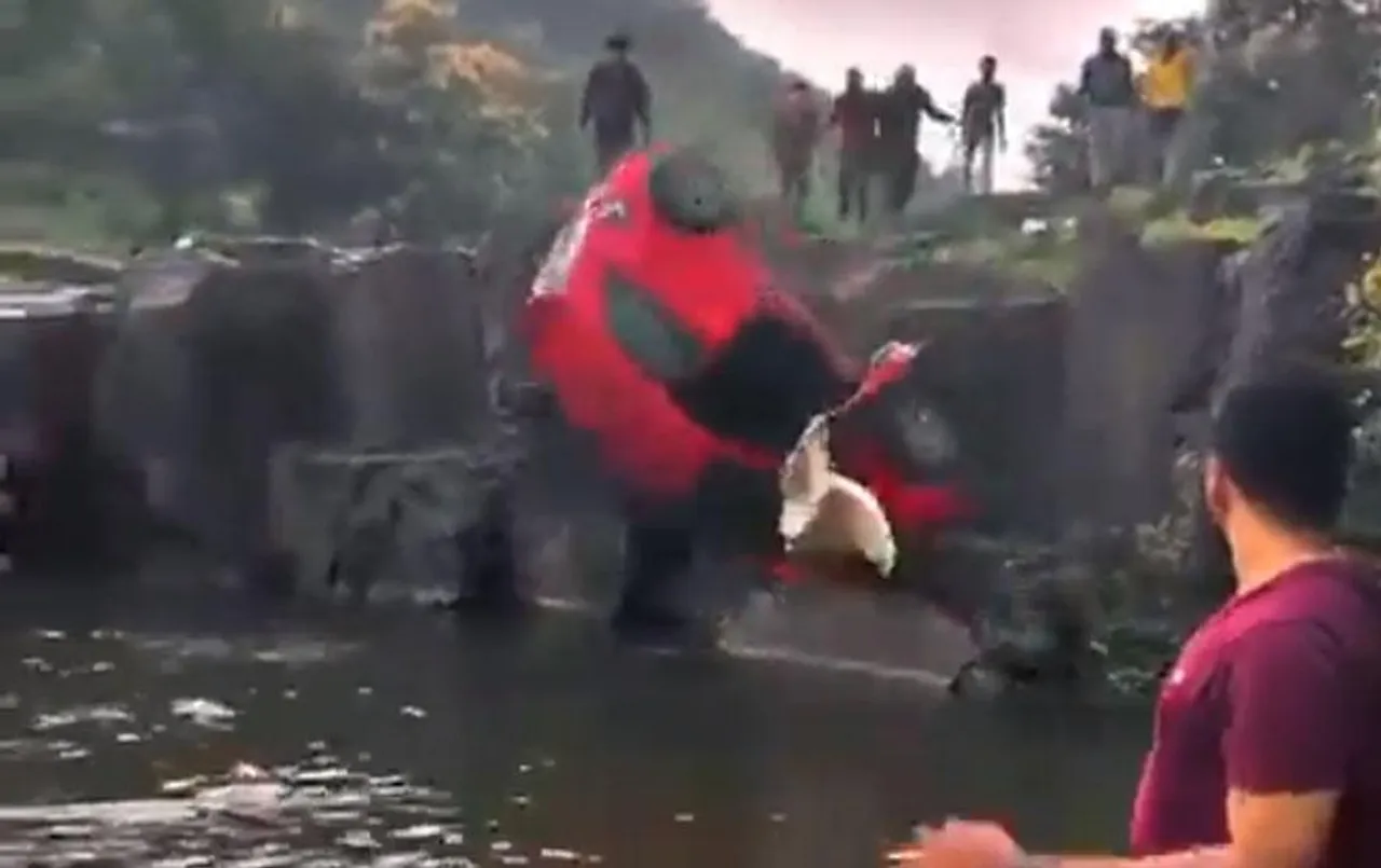 Indore News: युवक ने दिखाई इंसानियत, कुंड में कर गिरते देख खुद भी लगा दी छलांग, तीन लोगों को बचाया