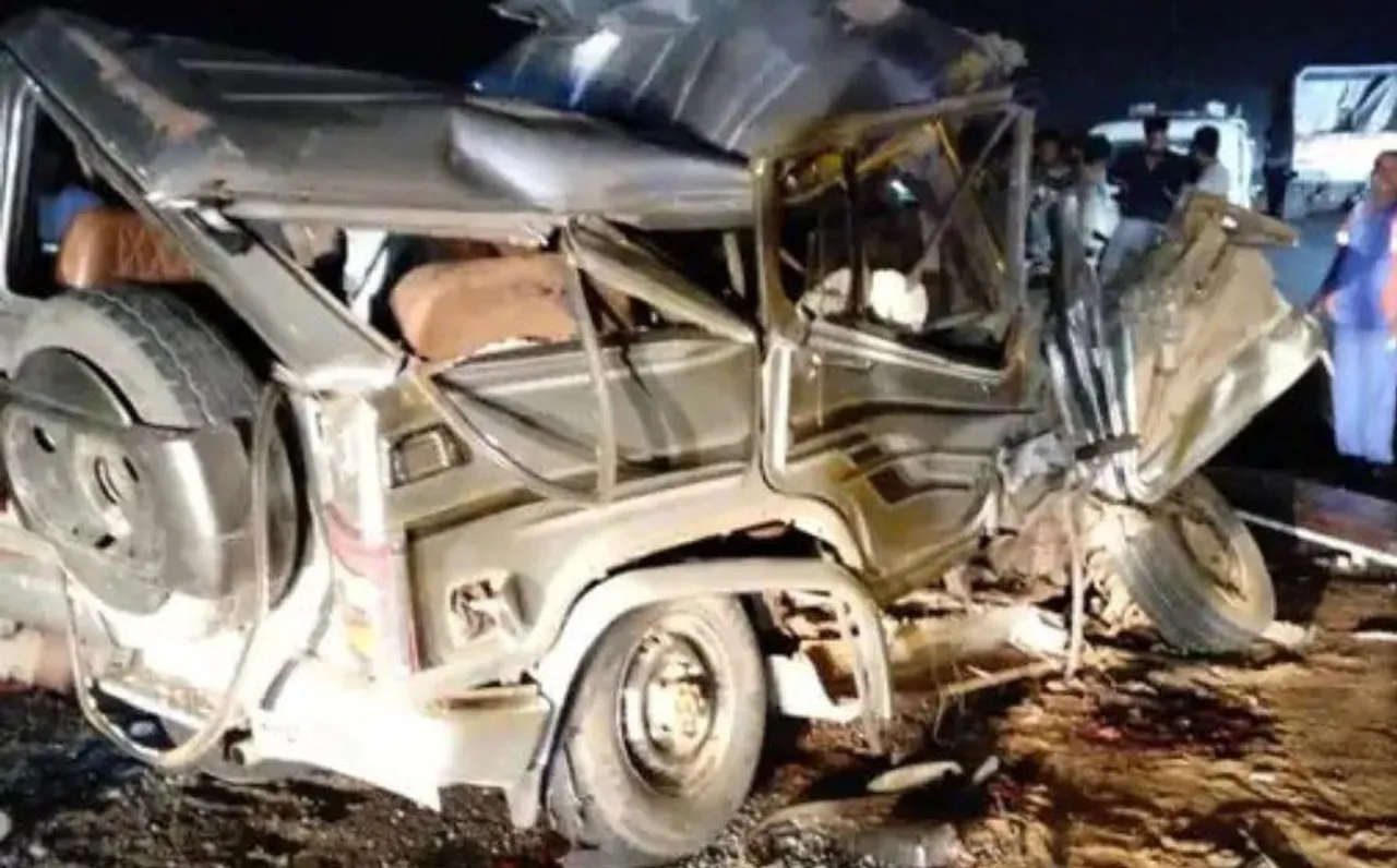 धार में भीषण सड़क हादसा: बोलेरो में सवार 8 लोगों की मौत, 1 गंभीर रूप से घायल