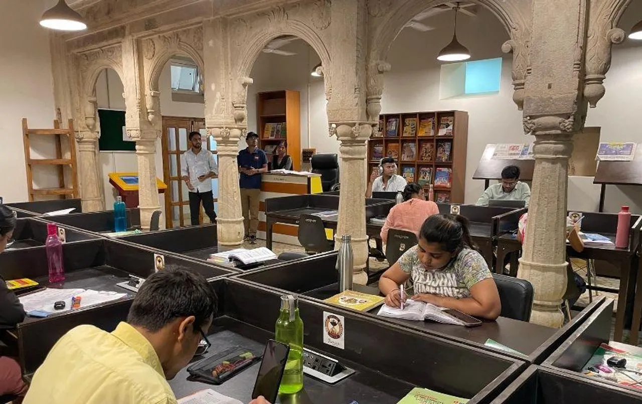Gwalior Library: यहां संविधान की मूल प्रति देख सकेंगे, आपको पढ़ाई के लिए लेपटॉप भी मिलेगा: जानें कैसे बदली इसकी किस्मत