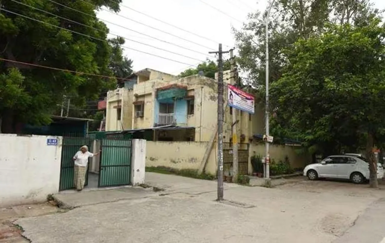 Noida News: नोएडा ऑथोरिटी ने सात अधिकारियों को मकान खाली करने का दिया नोटिस, जानें क्या है पूरा मामला