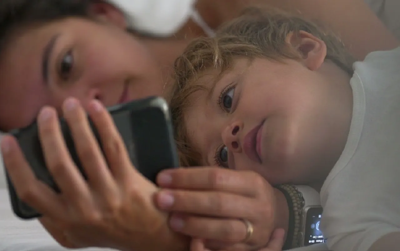 Harmful effect of Smartphones: बच्चों में मोबाइल की लत पड़ सकती है भारी, फ्रांस की रिपोर्ट में बड़ा खुलासा