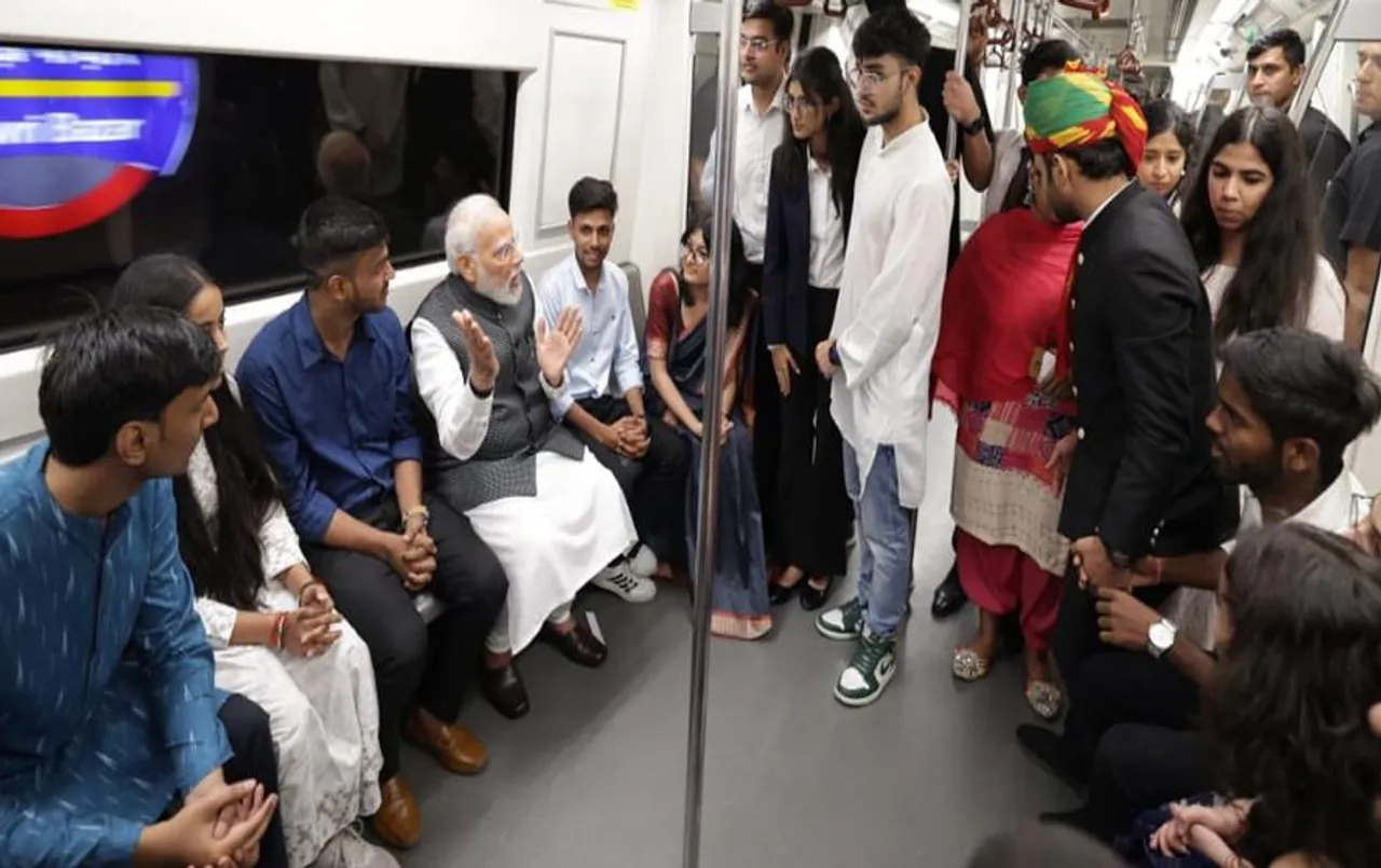Delhi News: प्रधानमंत्री नरेन्द्र मोदी का अनोखा अंदाज, दिल्ली विश्वविद्यालय पहुंचने के लिए मेट्रो की सवारी की