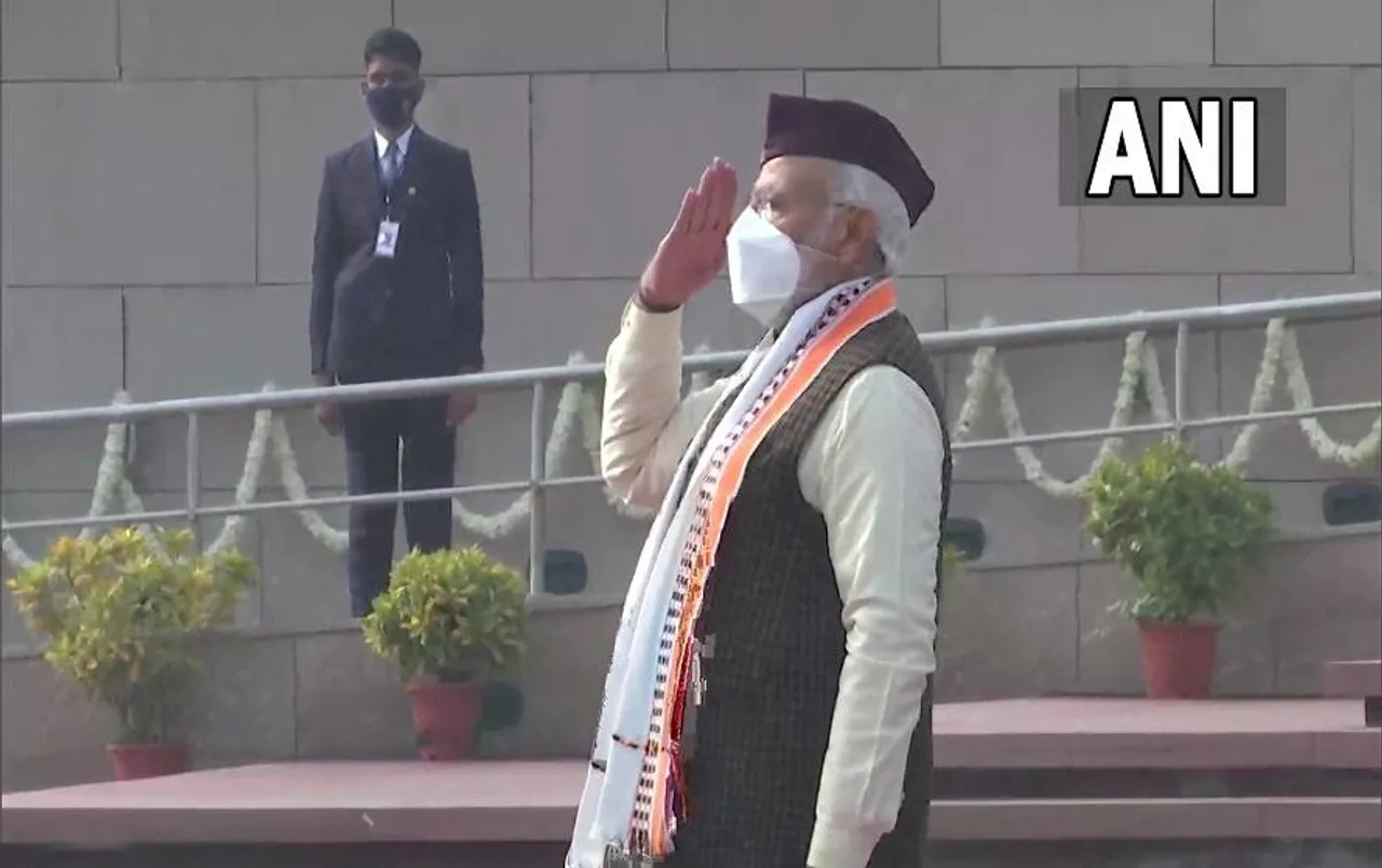 Republic parade 2022: उत्तराखंड की टोपी और मणिपुर के स्टोल में नजर आए पीएम, क्या हैं सियासी मायनें?