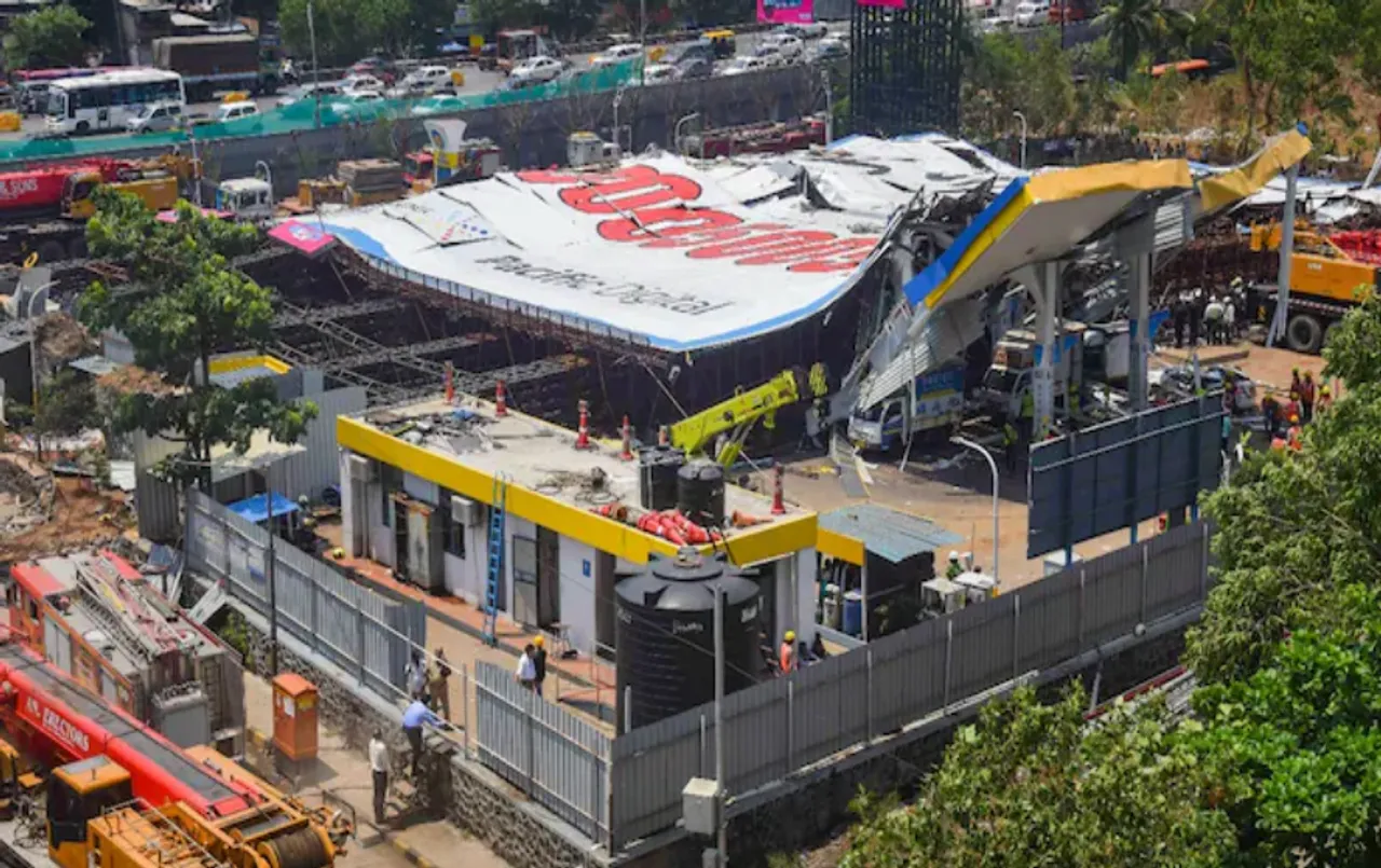 Mumbai Hoarding Hadsa: रेलवे की जमीन पर लगा था अवैध होर्डिग, जीआरपी के एसीपी से पूछताछ