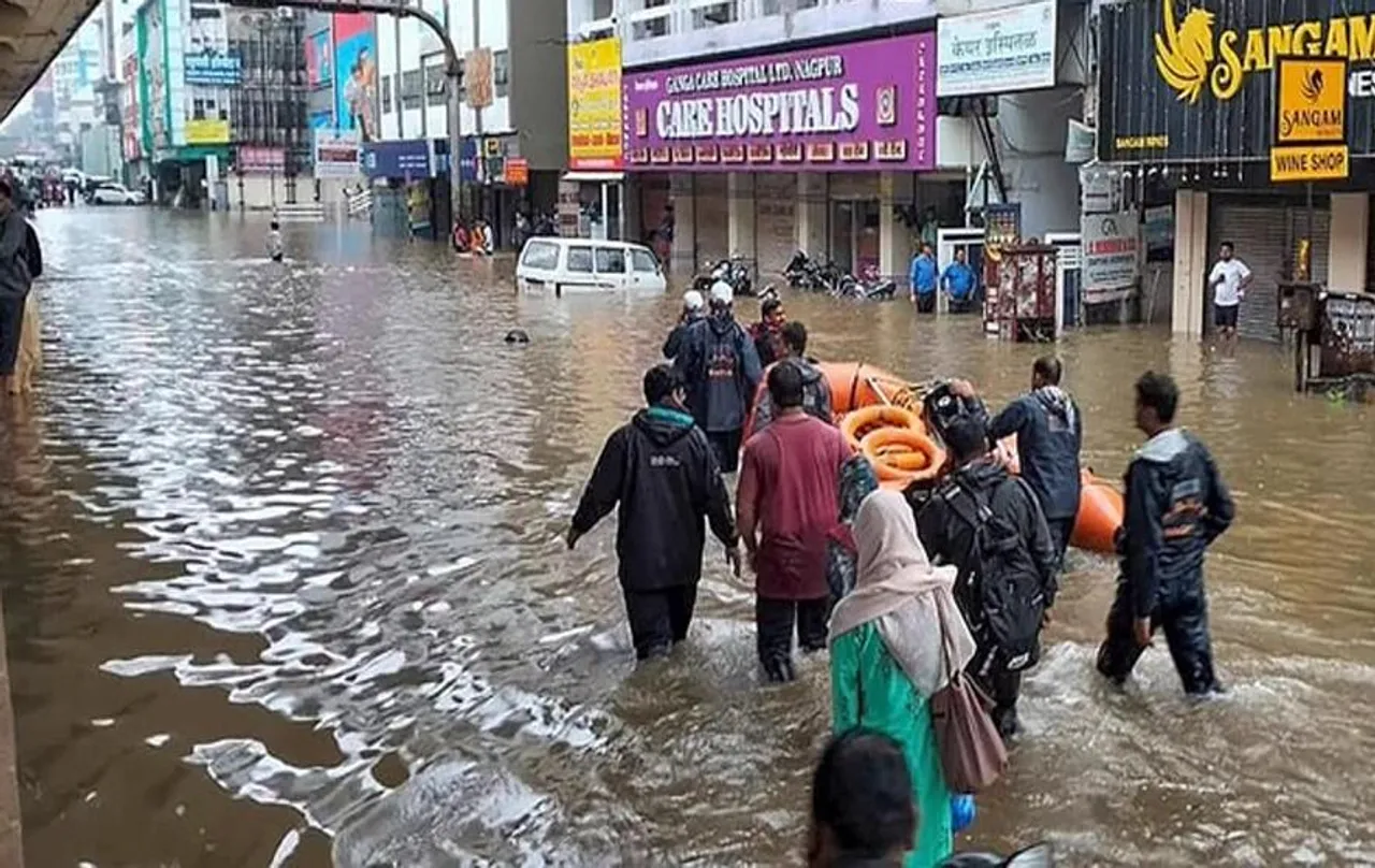 Heavy Rain In Nagpur: भारी बारिश से नागपुर के कई इलाकों में बाढ़, इतने लोगों को निकाला गया सुरक्षित