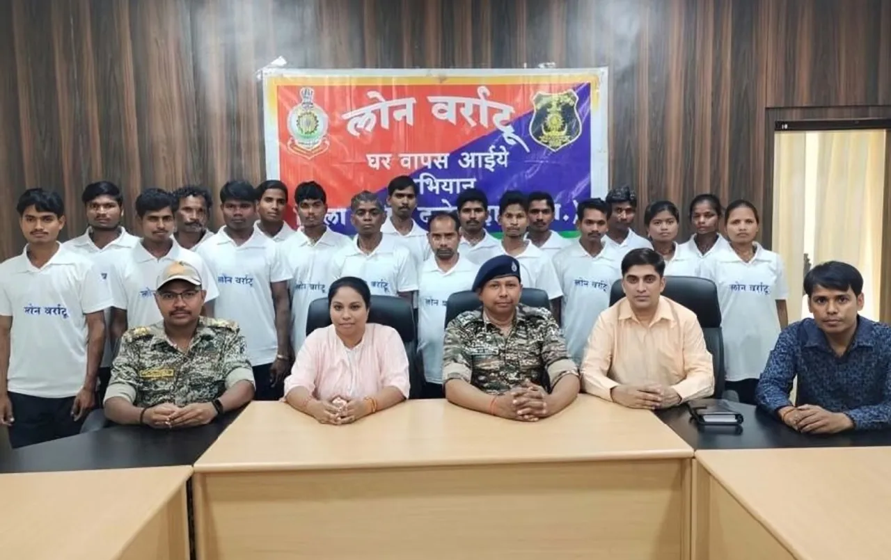 CG Naxalites Surrender: बस्तर में जवानों के खौफ से 18 नक्सलियों ने डाले हथियार, 2 दिन पहले ही 6 ने किया था सरेंडर