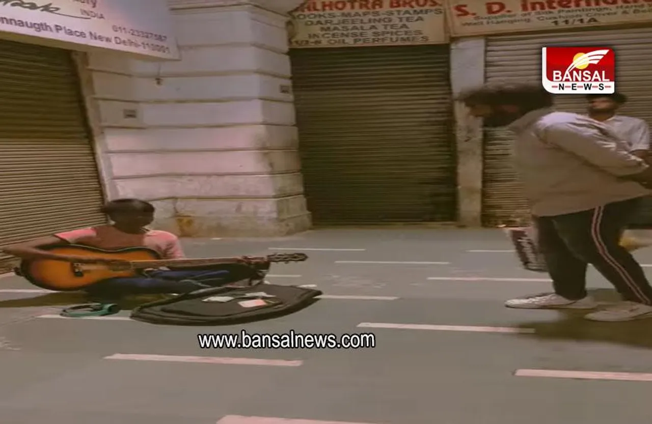 Watch: सड़क किनारे बैठे लड़के की आवाज सुन हो जाएंगे स्तभ्ध, देखें वीडियो