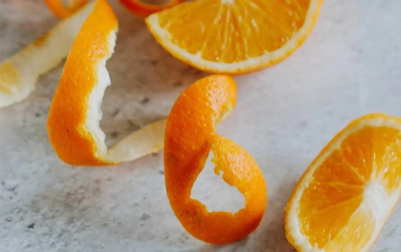 Orange Peels for Skin: चेहरा और त्वचा में निखार के लिए बेस्ट है संतरे के छिलके का उपयोग, जानें फायदे और विधि