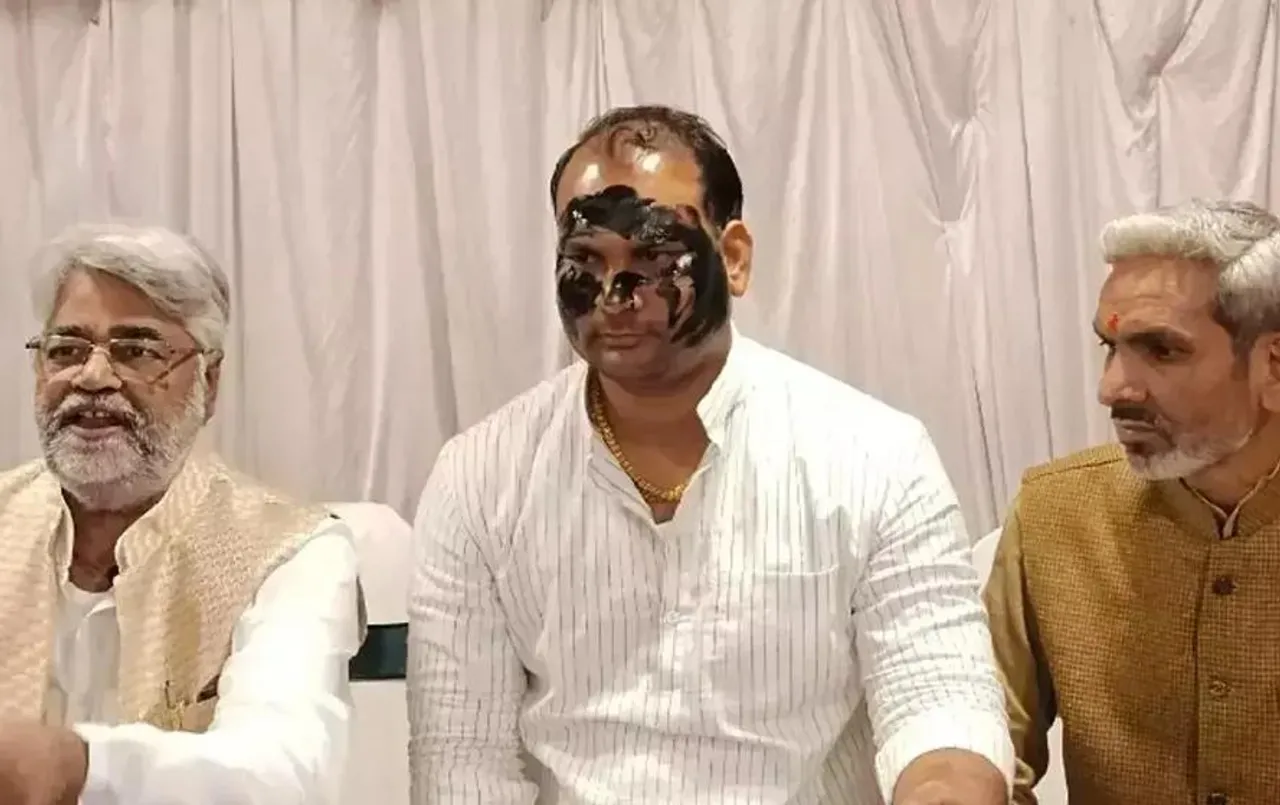 MP News: फूल सिंह बरैया से पहले इस नेता ने अपने मुंह पर पोती काली स्‍याही, BJP पर लगाया बड़ा आरोप