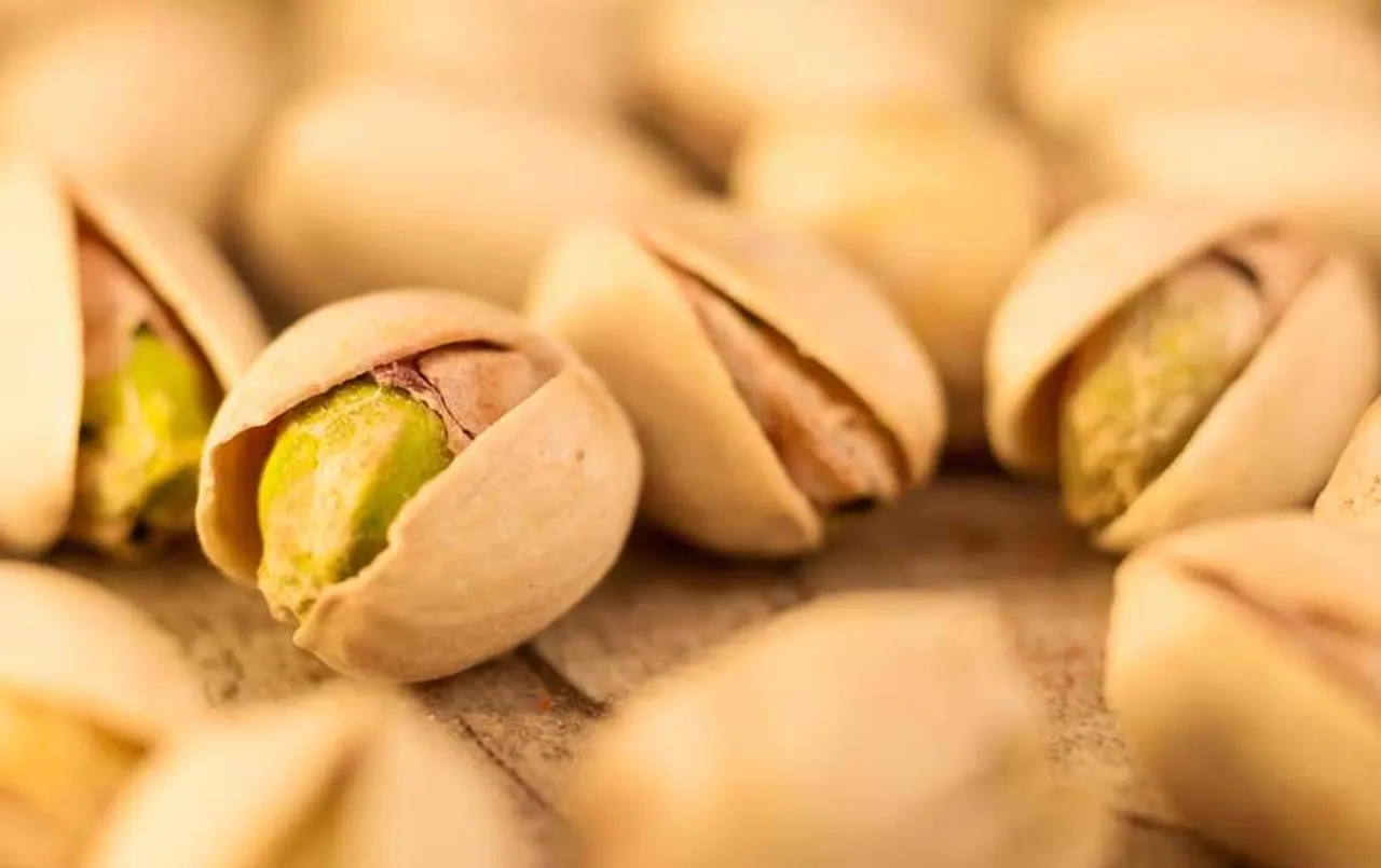 Asli Pista ki Pahchan: पिस्ता के नाम पर बिक रही है रंगी हुई मूंगफली, ऐसे करें असली पिस्ता की पहचान