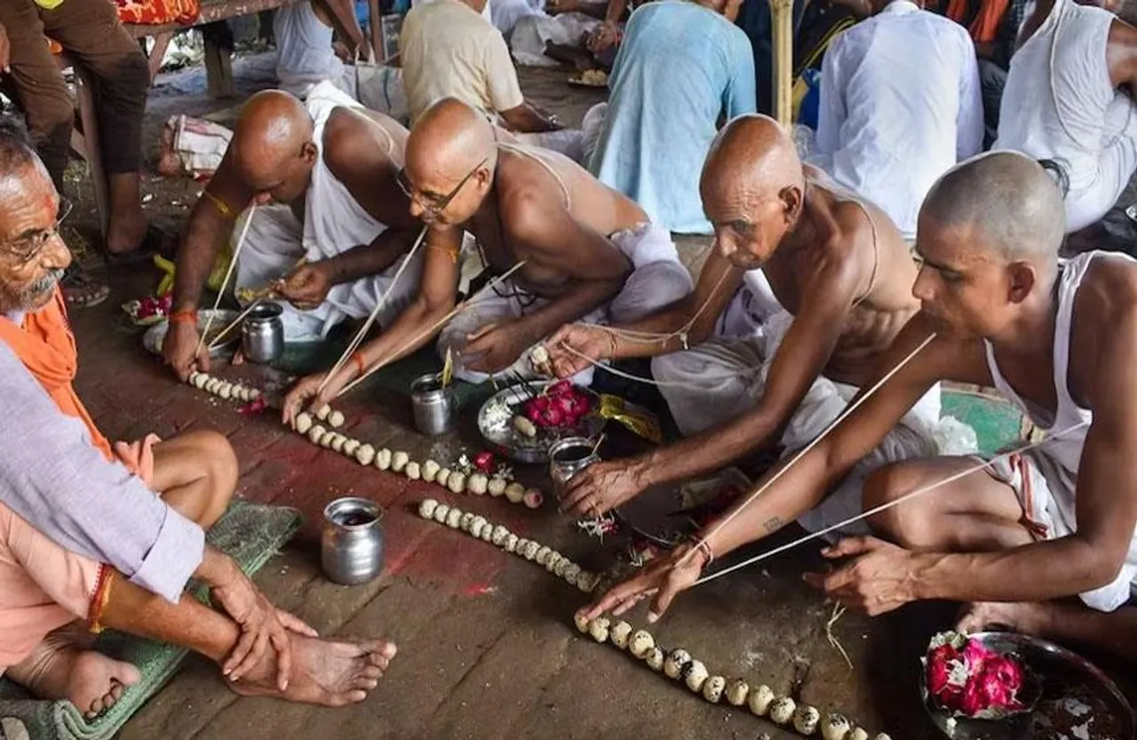 Pitru Paksha 2023: क्या केवल बड़ा और छोटा बेटा ही कर सकता है श्राद्ध? जानें क्या कहता है शास्त्र