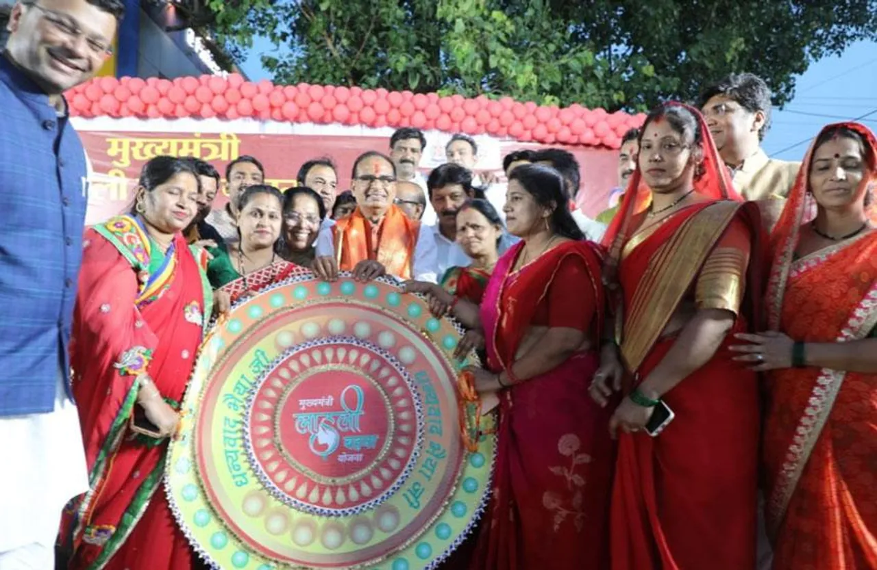 Indore News: इंदौर पहुंचे सीएम शिवराज पर लाडली बहनों ने बरसाया फूल, सीएम ने गाया गाना