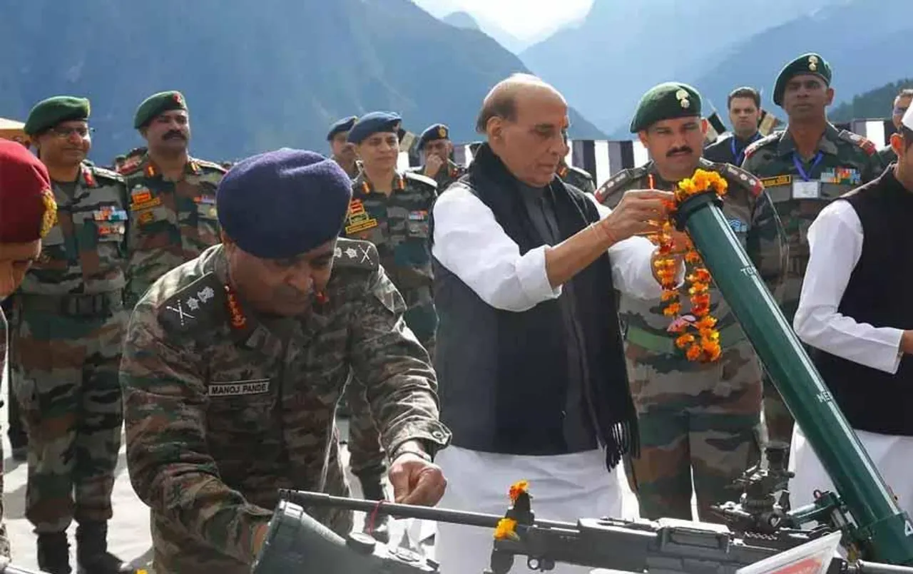 Rajnath Singh: देश में दशहरा की धूम! राजनाथ सिंह ने जवानों के साथ मनाया दशहरा, किया शस्त्र पूजन