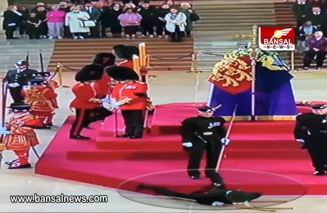 BRITAIN: महारानी के ताबूत के पास खड़ा गार्ड अचानक गिरा, देखें वीडियो