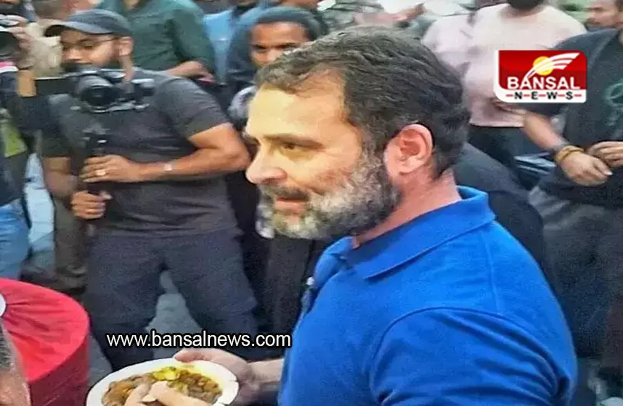 Rahul Gandhi: बंगाली मार्केट में राहुल गांधी, चाट खाते देख जुटी लोगों की भीड़