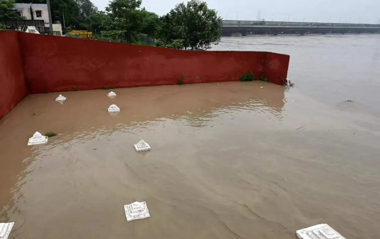 Delhi ITO Flood News: दिल्ली के ITO में ऐसा क्या हुआ कि भर गया इतना पानी, जानें विस्तार से