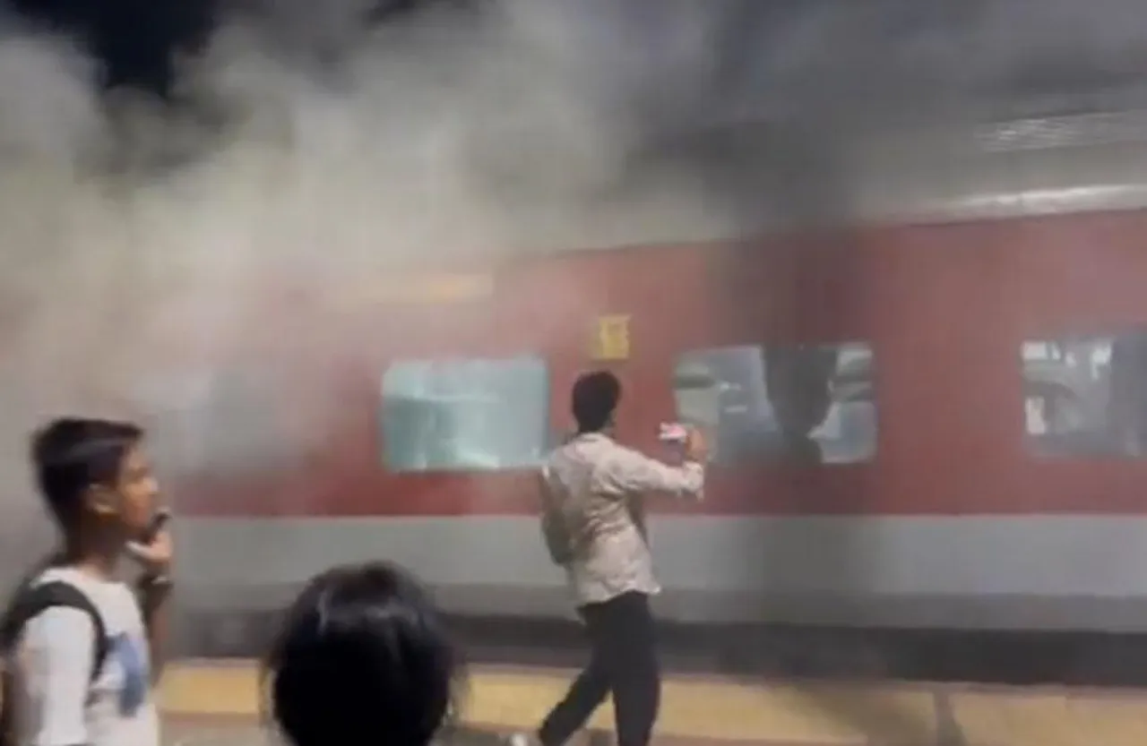 Odisha: दुर्ग-पुरी एक्सप्रेस में लगी आग, वीडियो आया सामने