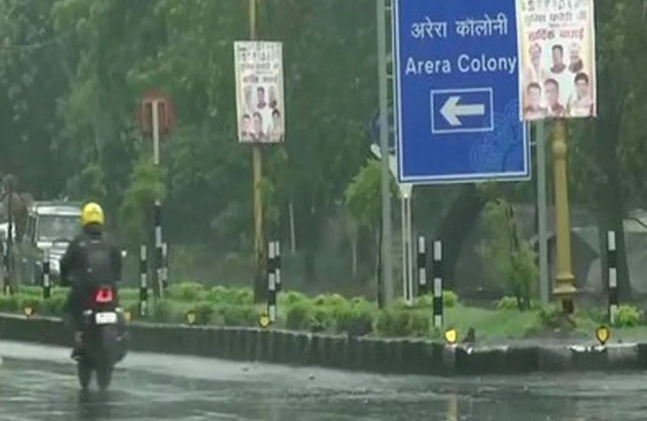 Bhopal: भोपाल में अचानक हुई तेज बारिश, लोगों को मिली गर्मी से राहत