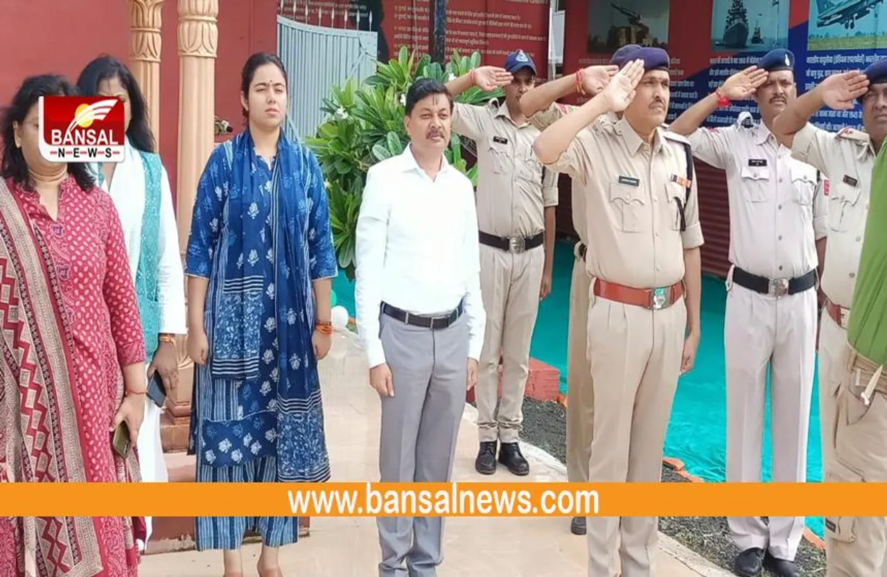 Shajapur News: जनप्रतिनिधियों ने किया ध्वज विकास गाथा का वचन, 75 स्थानों पर फहराया गया तिरंगा ध्वज