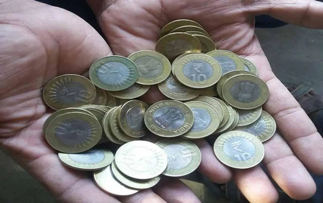 CG News: 10-10 रु. के सिक्के लेकर नामांकन फॉर्म खरीदने पहुंचा प्रत्याशी, सिक्के लेने से मना करने पर दिया धरना