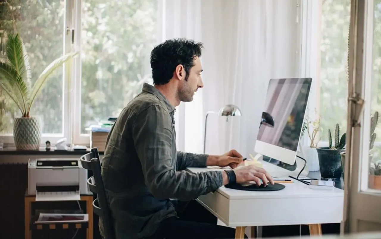 Sitting Pandemic: क्या आप भी एक ही पोश्चर में बैठे रहते है 8 घंटे, बीमारियों के खतरे से बचने के लिए अपनाएं टिप्स