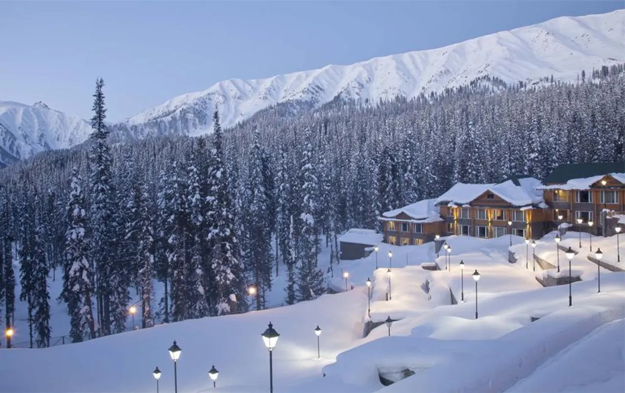 Top Snowfall Destinations: सर्दियों में ये जगह दिलाएंगी स्वर्ग जैसा आनंद, आज ही घूमने का बनाए प्लान