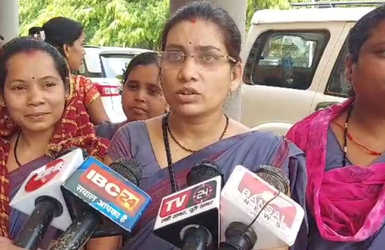 Dhamtari News: सुपरवाइजर के खिलाफ एकजुट हुई आंगनवाड़ी सहायिकाएं, कलेक्टर से कार्रवाई की मांग