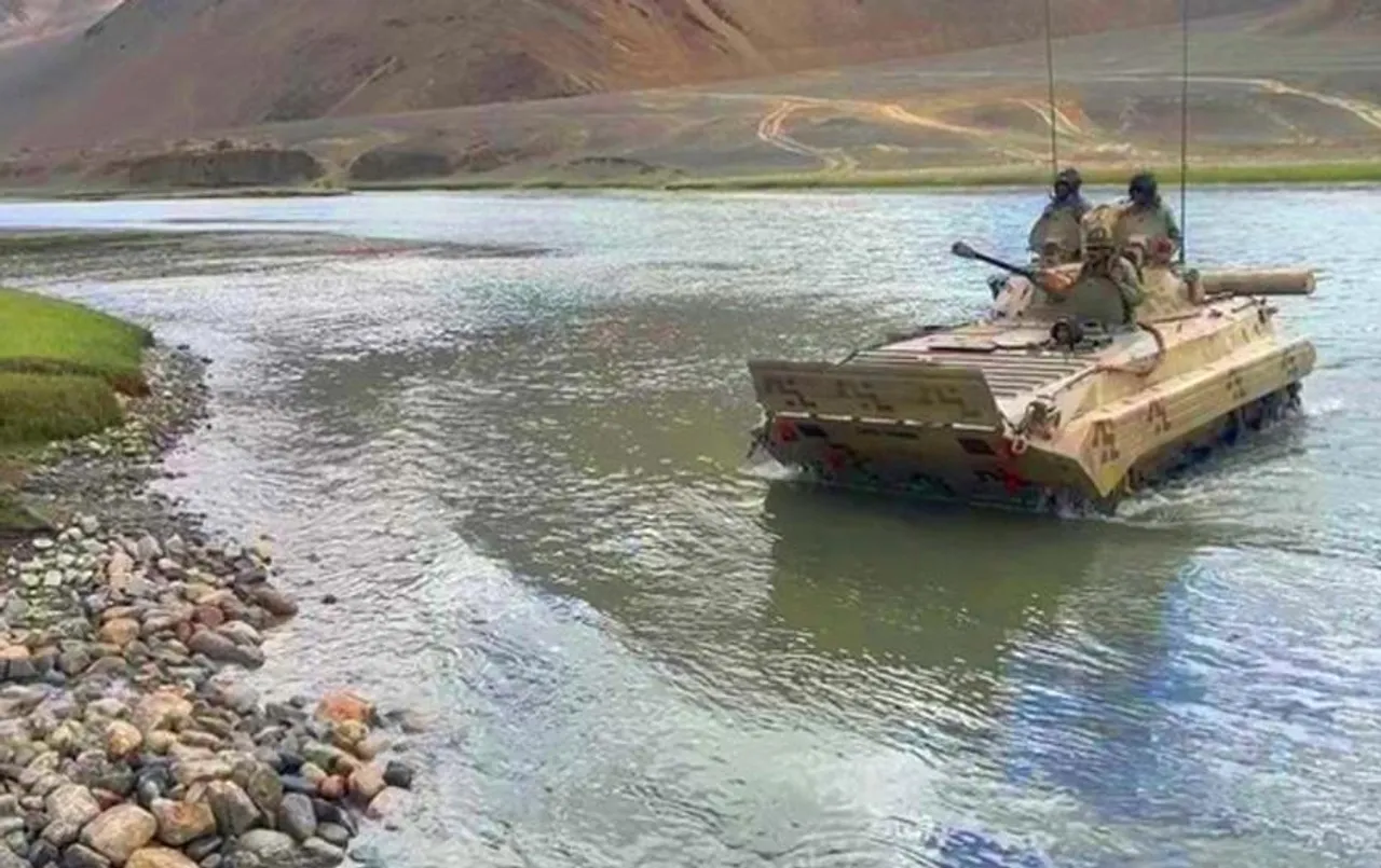 Indian Army Tanks: भारतीय सेना की पूर्वी लद्दाख में शक्ति प्रदर्शन, सिंधु नदी को पार करने का किया अभ्यास, देखें यहां पूरा वीडियो
