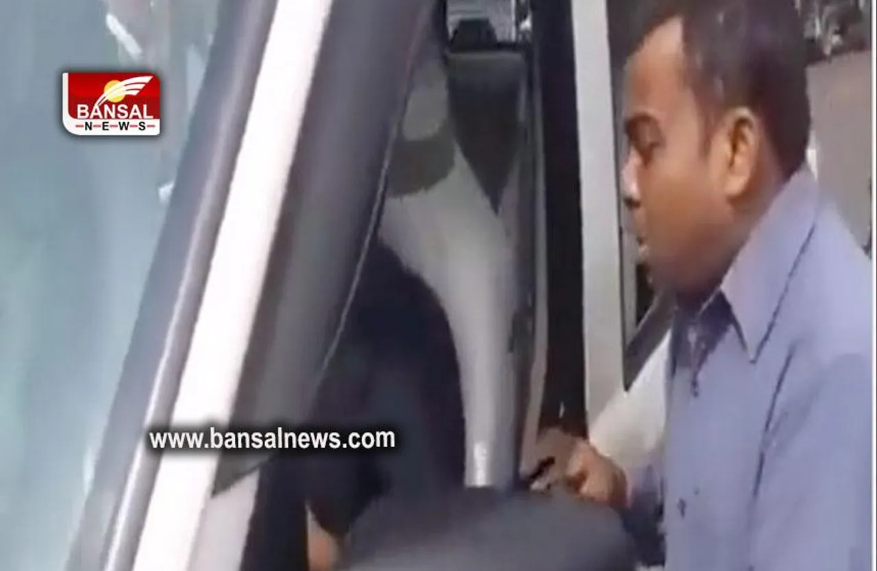 West Bengal: बीडीओ के सामने कुत्ते की तरह भौंकने लगा शख्स, देखें वीडियो