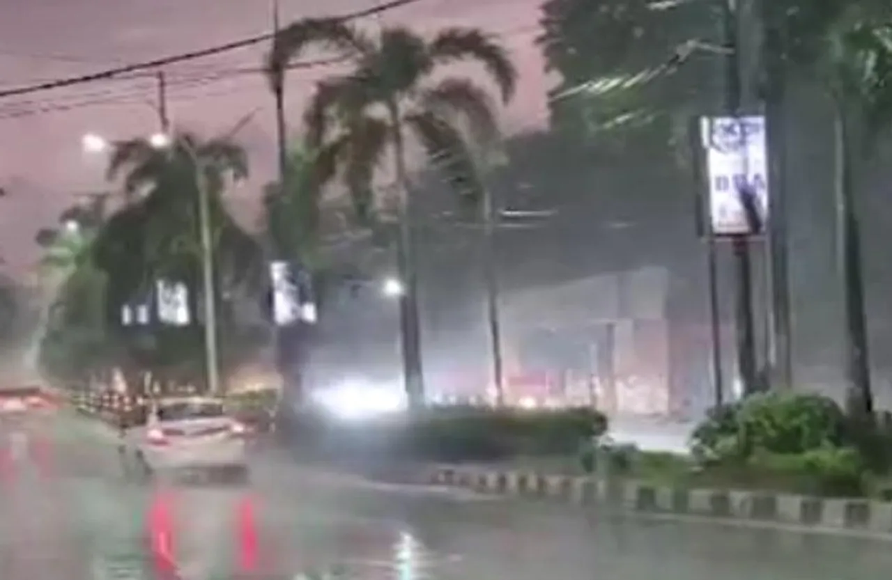 Weather Update Today: दिल्ली समेत इन राज्यों में भारी बारिश का अलर्ट, जानें देशभर के मौसम का हाल