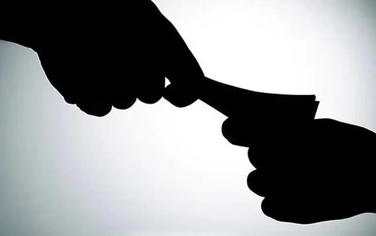 Noida News: नोएडा पुलिस स्टेशन में रिश्वत का 'रेट कार्ड' आया सामने, पुलिसकर्मी निलंबित