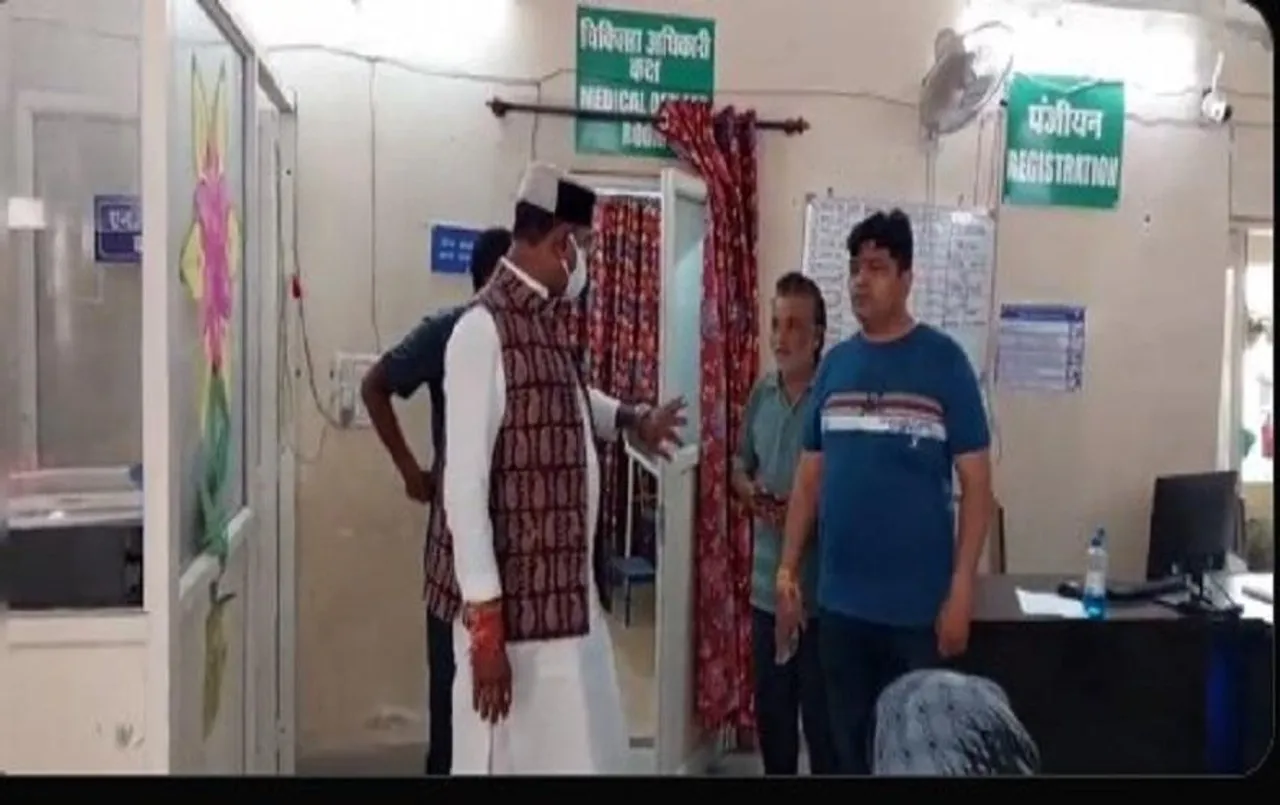 समय पर अस्पताल नहीं पहुंचे डॉक्टर, Minister Vishwas Sarang ने लगाई जमकर फटकार