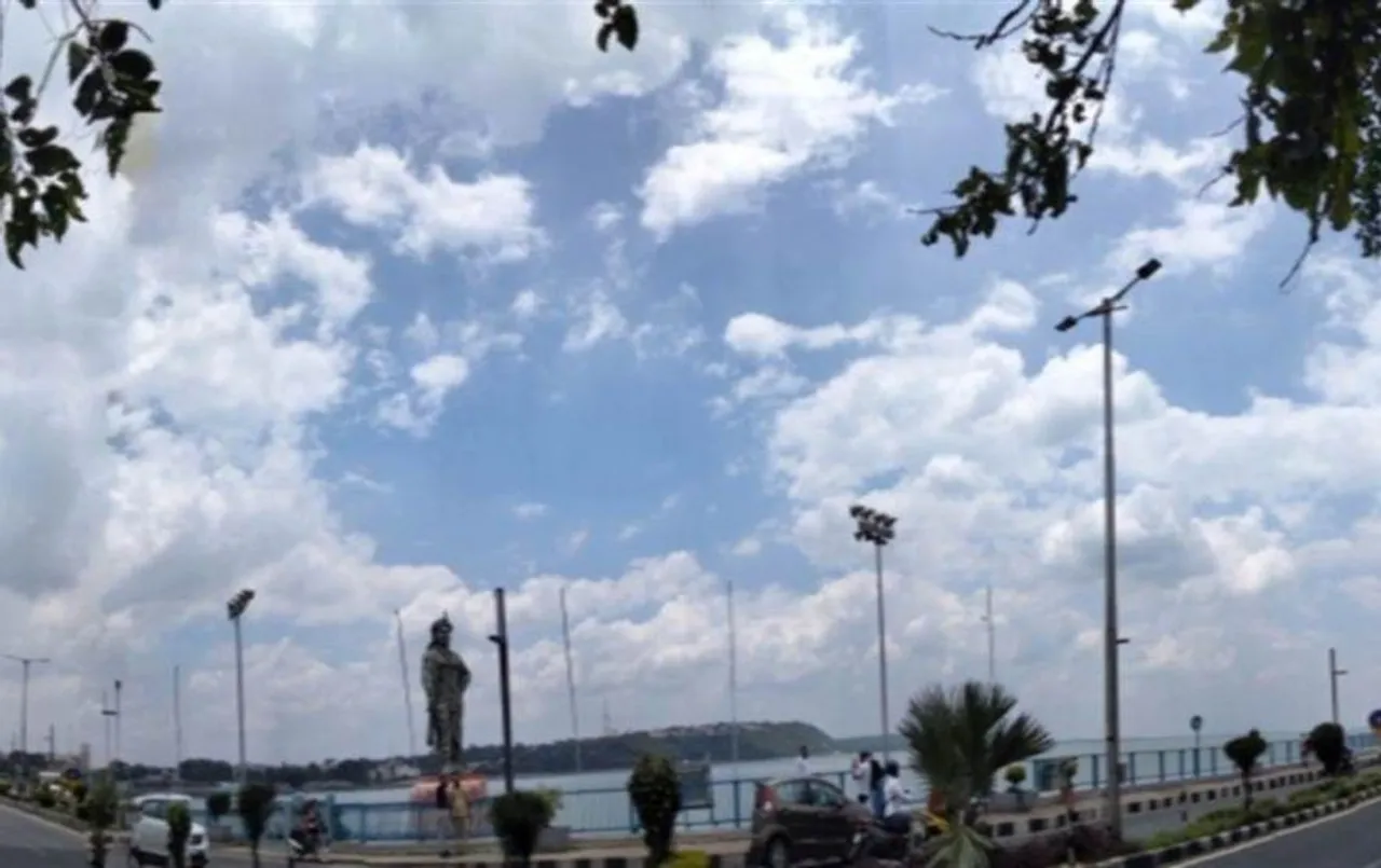 MP Weather Update: मध्य प्रदेश के कई शहरों में अगले तीन दिनों तक आंधी-बारिश के आसार, 35 जिलों में बारिश का अलर्ट