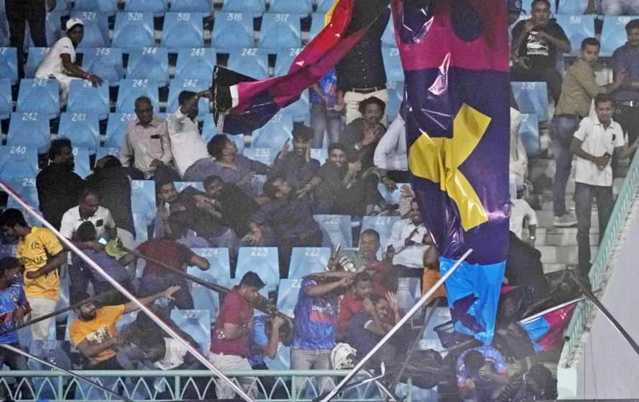 World Cup 2023: ऑस्ट्रेलिया-श्रीलंका मैच के दौरान स्टेडियन में लोगों के ऊपर गिरे होर्डिंग, देखें वीडियो