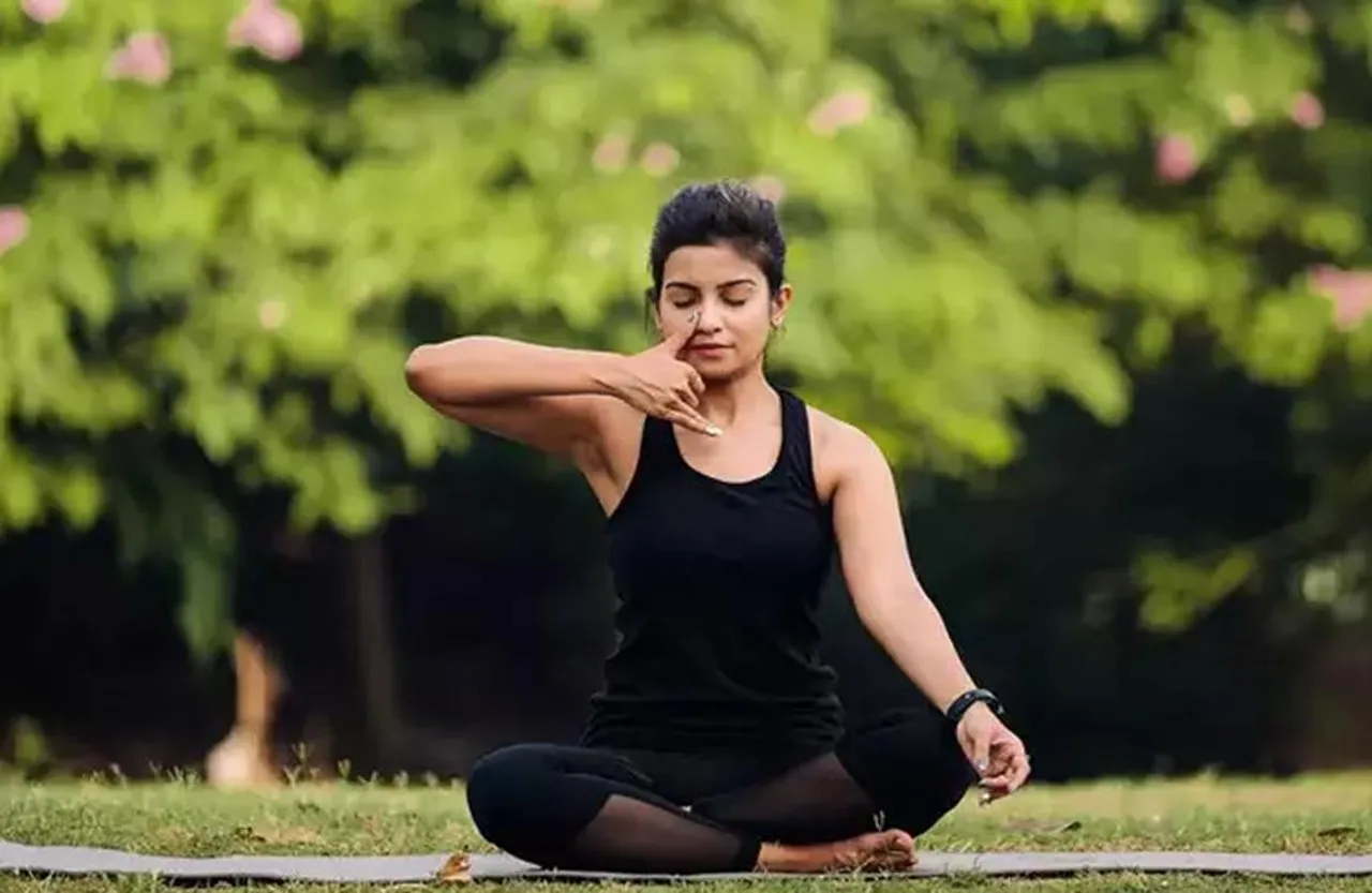 Yoga Cure Cold and Cough: क्या आपको भी हो गया सर्दी-जुकाम, इन आसान योगासनों से पाएं राहत