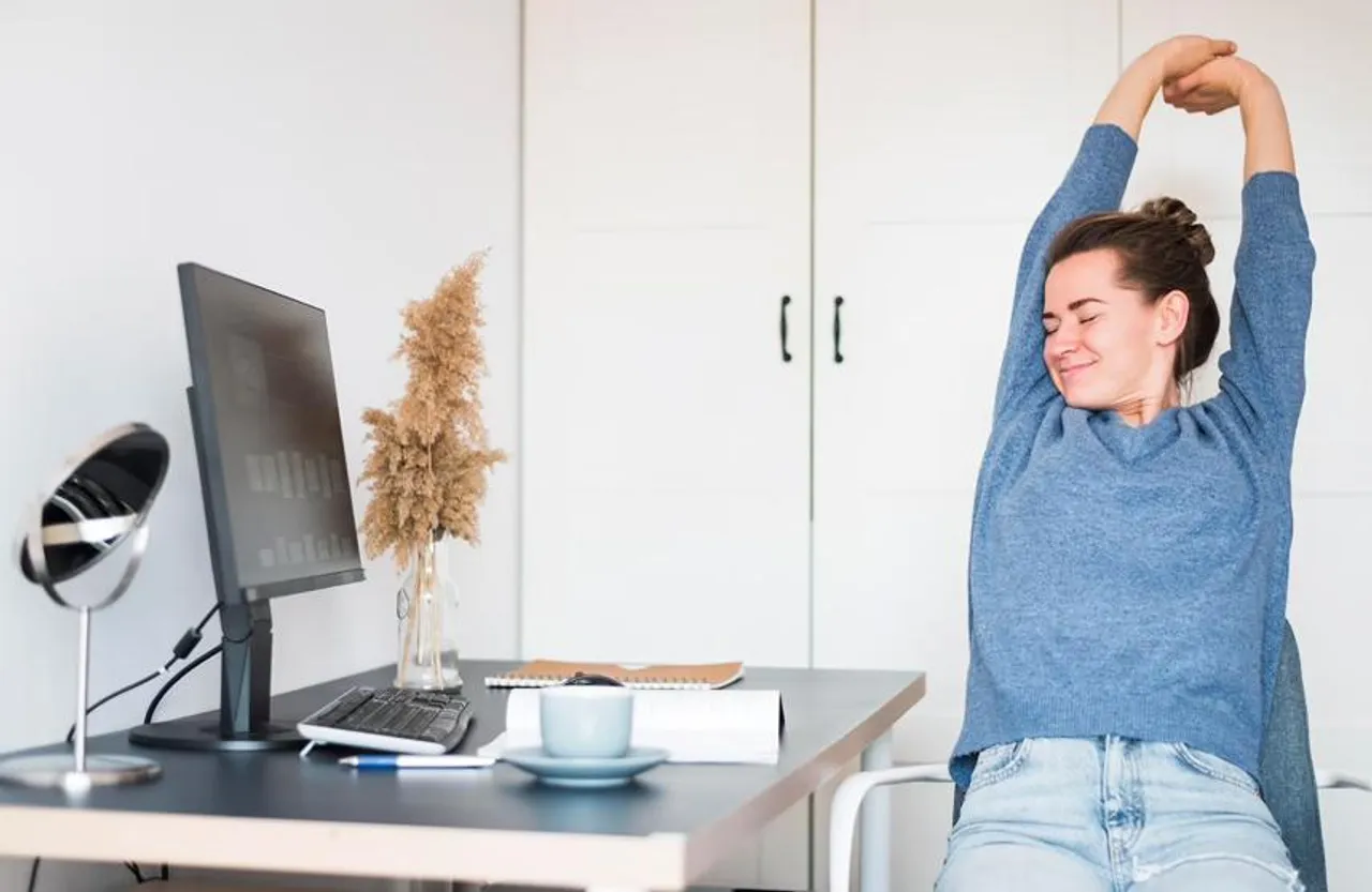 Desk Job Stretching: ऑफिस में डेस्क पर बैठे-बैठे कर लें ये स्ट्रेचिंग एक्सरसाइज, पूरा दिन महसूस करेंगे ताजगी